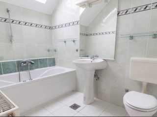 Eladó 250 m²-escsaládi ház Balatonföldvár, Csendes utcában: 139'900'000 Ft