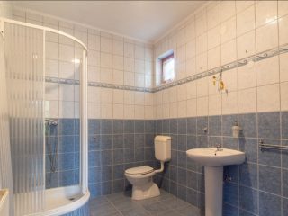 Eladó 325 m²-escsaládi ház Balatonföldvár, Csendes utcában: 149'900'000 Ft