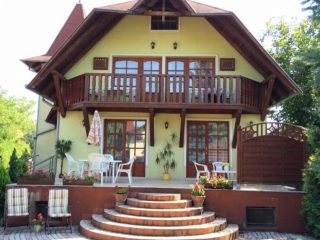 Eladó 325 m²-escsaládi ház Balatonföldvár, Csendes utcában: 149'900'000 Ft