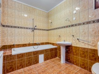 Eladó 325 m²-escsaládi ház Balatonföldvár, Csendes utcában: 149'900'000 Ft