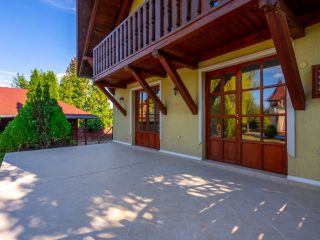 Eladó 325 m²-escsaládi ház Balatonföldvár, Csendes utcában: 149'900'000 Ft