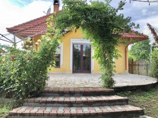 Eladó 75 m²-escsaládi ház Balatonőszöd, -: 65'000'000 Ft