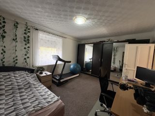 Eladó 115 m²-escsaládi ház Besnyő, Központi utca: 48'500'000 Ft