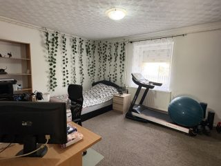 Eladó 115 m²-escsaládi ház Besnyő, Központi utca: 48'500'000 Ft