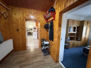 Eladó 115 m²-escsaládi ház Besnyő, Központi utca: 48'500'000 Ft