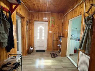 Eladó 115 m²-escsaládi ház Besnyő, Központi utca: 48'500'000 Ft