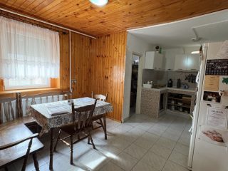 Eladó 115 m²-escsaládi ház Besnyő, Központi utca: 48'500'000 Ft