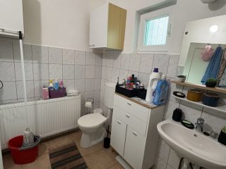 Eladó 115 m²-escsaládi ház Besnyő, Központi utca: 48'500'000 Ft