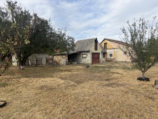 Eladó 115 m²-escsaládi ház Besnyő, Központi utca: 48'500'000 Ft