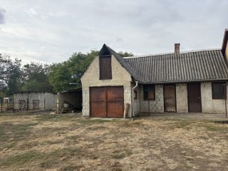 Eladó 115 m²-escsaládi ház Besnyő, Központi utca: 48'500'000 Ft