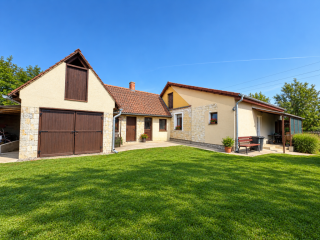 Eladó 115 m²-escsaládi ház Besnyő, Központi utca: 48'500'000 Ft