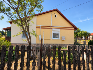 Eladó 115 m²-escsaládi ház Besnyő, Központi utca: 48'500'000 Ft
