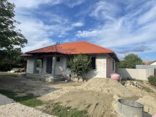 Eladó 155 m²-escsaládi ház Besnyő, Magán utca: 99'900'000 Ft