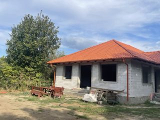 Eladó 155 m²-escsaládi ház Besnyő, Magán utca: 99'900'000 Ft