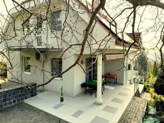 Eladó 276 m²-escsaládi ház Budaörs, Liliom utca: 309'000'000 Ft