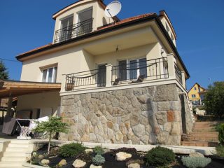 Kiadó 200 m²-escsaládi ház III. Kerület (Aranyhegy) , Aranyvölgy utca: 3'500 EUR