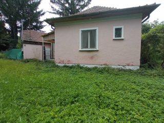 Eladó 60 m²-escsaládi ház III. Kerület (Mocsárosdűlő) , Víznyelő utca melletti út: 135'000'000 Ft