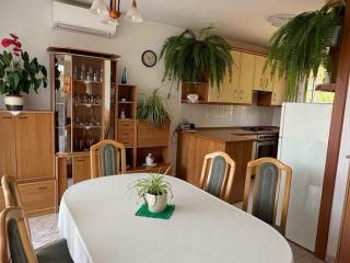 Kiadó 240 m²-escsaládi ház III. Kerület (Rókahegy) , Péterhegyi dűlő: 950'000 Ft