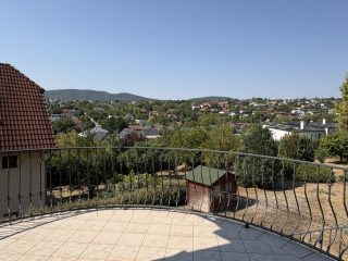 Kiadó 240 m²-escsaládi ház III. Kerület (Rókahegy) , Péterhegyi dűlő: 950'000 Ft