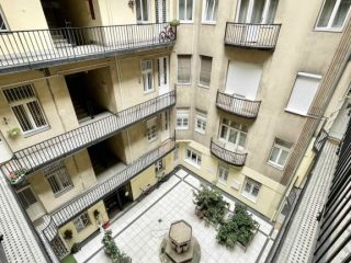 Eladó 61 m²-estársasházi lakás V. Kerület (Belváros) , Azonnal költözhető belvárosi ingatlan V.ker.egyik legjobb utcájában !: 98'900'000 Ft