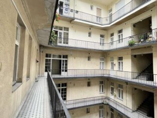 Eladó 61 m²-estársasházi lakás V. Kerület (Belváros) , Azonnal költözhető belvárosi ingatlan V.ker.egyik legjobb utcájában !: 98'900'000 Ft