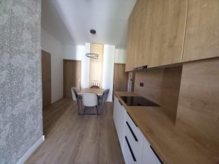 Kiadó 84 m²-estársasházi lakás V. Kerület (Belváros) , Károly körút: 550'000 Ft