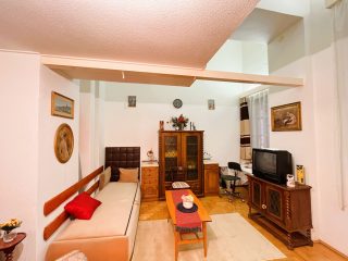 Eladó 36 m²-estársasházi lakás VI. Kerület (Terézváros) , Nagymező utca: 77'500'000 Ft