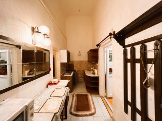 Eladó 36 m²-estársasházi lakás VI. Kerület (Terézváros) , Nagymező utca: 77'500'000 Ft