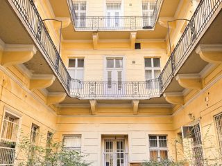 Eladó 36 m²-estársasházi lakás VI. Kerület (Terézváros) , Nagymező utca: 77'500'000 Ft