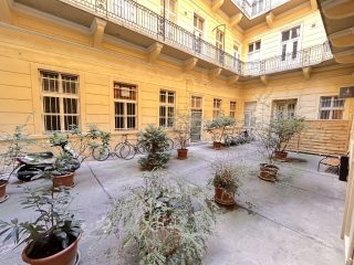 Eladó 36 m²-estársasházi lakás VI. Kerület (Terézváros) , Nagymező utca: 77'500'000 Ft