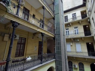 Eladó 65 m²-estársasházi lakás VII. Kerület (Belső-Erzsébetváros) , Akácfa utca: 79'900'000 Ft