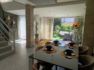 Eladó 260 m²-escsaládi ház XIV. Kerület (Alsórákos) , Vadvirág utca: 329'000'000 Ft