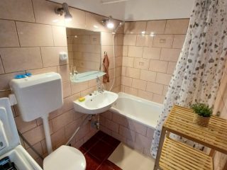 Kiadó 46 m²-estársasházi lakás XIV. Kerület (Füredi lakótelep) , Metró közeli, szigetelt ház, Ond vezér útja: 220'000 Ft
