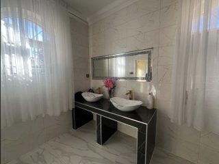 Eladó 350 m²-escsaládi ház XIX. Kerület (Óváros) , Templom tér mögötti utca: 179'999'000 Ft