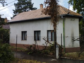Eladó 100 m²-escsaládi ház XVI. Kerület (Sashalom) , Hév közeli utca: 134'900'000 Ft