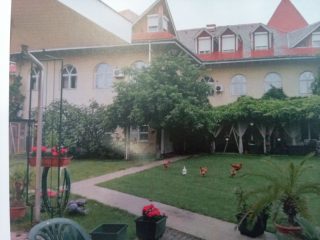 Eladó 1980 m²-esegyéb vendéglátó egység XVI. Kerület (Sashalom) , Veress Péter út közeli utca: 3'120'000 EUR