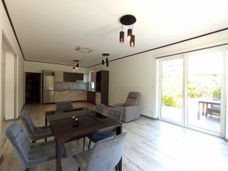 Kiadó 94 m²-escsaládi ház XVII. Kerület (Rákoscsaba) , Kucorgó tér közeli utca: 480'000 Ft