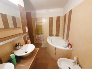 Eladó 117 m²-esikerház XVII. Kerület (Rákoscsaba Újtelep) , Naplás út közeli csendes utca: 126'500'000 Ft