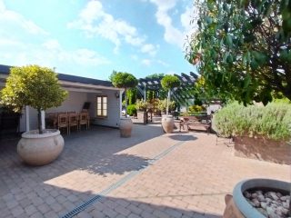 Eladó 500 m²-esegyéb üzlethelyiség XVII. Kerület (Rákoshegy) , Alsórákoshegy utca: 380'000'000 Ft