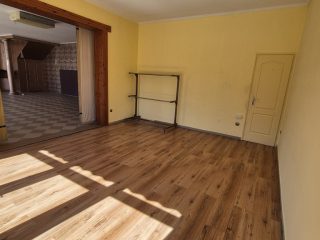 Eladó 240 m²-esüzlethelyiség utcai bejárattal XVII. Kerület (Rákoskeresztúr) , Ferihegyi út: 280'000'000 Ft