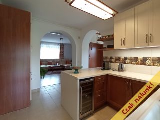 Eladó 144 m²-esikerház XVII. Kerület (Rákoskeresztúr) , Pesti úti lakóparkban található utca: 165'000'000 Ft