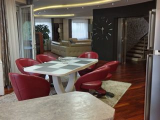 Eladó 280 m²-escsaládi ház XVIII. Kerület (Kossuth Ferenc-telep) , Újpéteritelep utca: 327'000'000 Ft