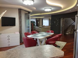 Eladó 280 m²-escsaládi ház XVIII. Kerület (Kossuth Ferenc-telep) , Újpéteritelep utca: 327'000'000 Ft