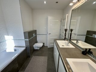 Eladó 130 m²-escsaládi ház XVIII. Kerület (Szent Imre-kertváros-Kétújfalu utcai lakótelep) , Halmierdő szomszédságában: 225'000'000 Ft
