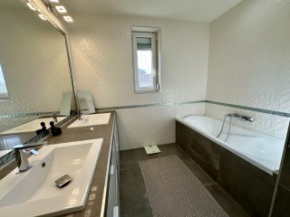 Eladó 130 m²-escsaládi ház XVIII. Kerület (Szent Imre-kertváros-Kétújfalu utcai lakótelep) , Halmierdő szomszédságában: 225'000'000 Ft