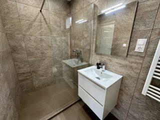 Eladó 130 m²-escsaládi ház XVIII. Kerület (Szent Imre-kertváros-Kétújfalu utcai lakótelep) , Halmierdő szomszédságában: 225'000'000 Ft