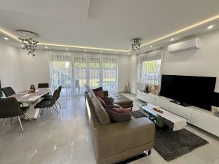 Eladó 130 m²-escsaládi ház XVIII. Kerület (Szent Imre-kertváros-Kétújfalu utcai lakótelep) , Halmierdő szomszédságában: 225'000'000 Ft