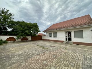 Eladó 195 m²-escsaládi ház Bugyi, Vállalkozás és Otthon: 180'000'000 Ft