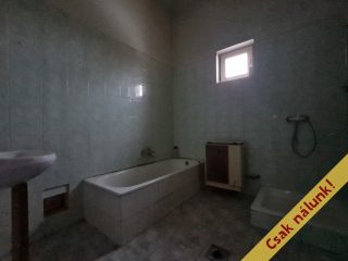 Eladó 660 m²-escsaládi ház Cegléd, Szarvas utca: 49'900'000 Ft