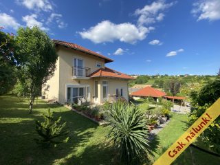 Eladó 95 m²-escsaládi ház Cserszegtomaj, Panorámás rész: 150'000'000 Ft